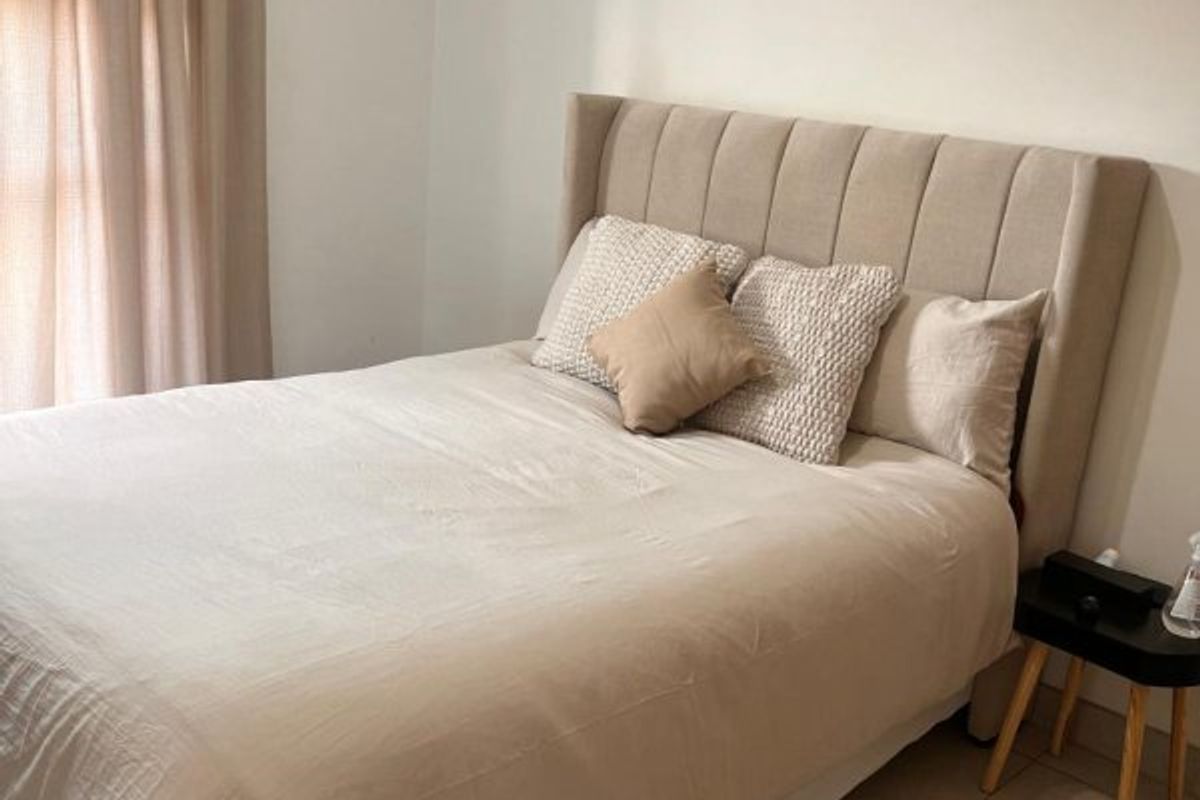 Modern 1-Bedroom Townhouse with Private Garden! - Photo 4