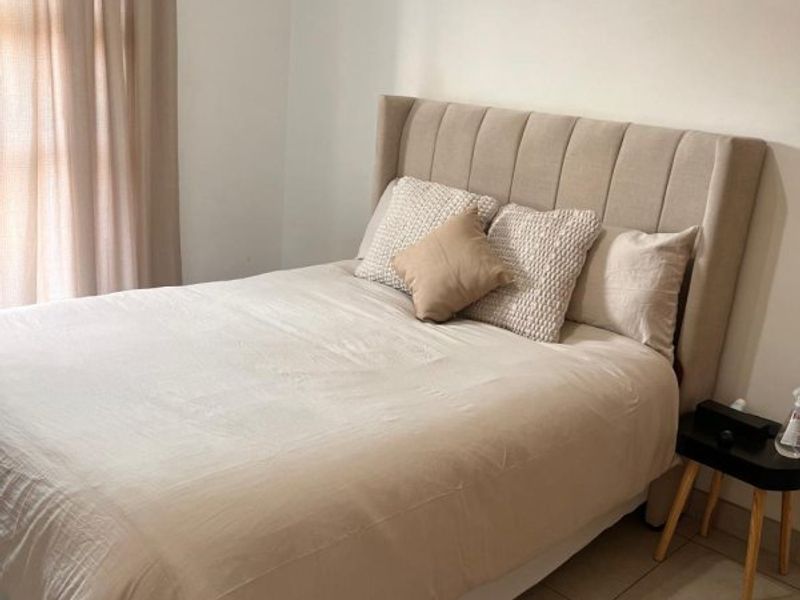 Modern 1-Bedroom Townhouse with Private Garden! - Photo 3