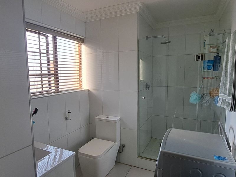 Spacious 2-Bedroom Unit with Loft and Excellent Amenities - Photo 7