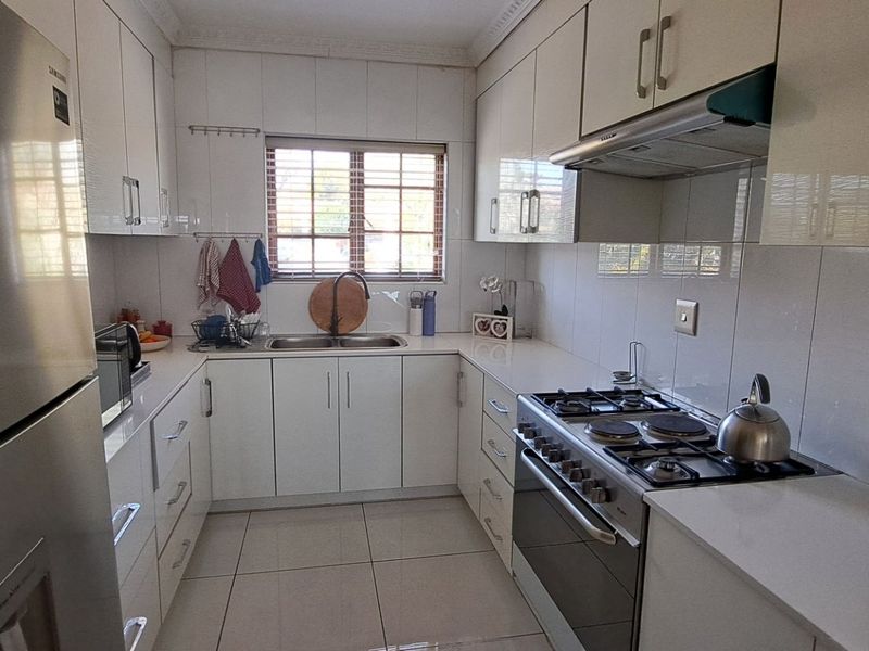 Spacious 2-Bedroom Unit with Loft and Excellent Amenities - Photo 2