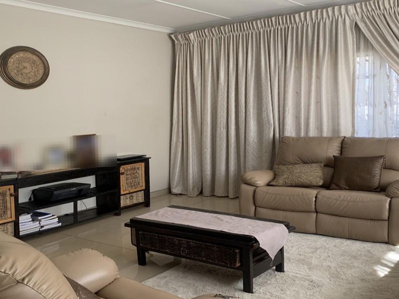 Spacious 3-Bedroom Family Home with Modern Open-Plan Living in Meyerville - Photo 6