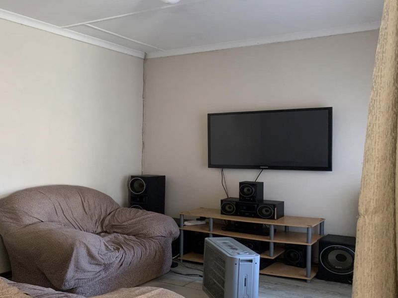 Spacious 3-Bedroom Family Home with Modern Open-Plan Living in Meyerville - Photo 4