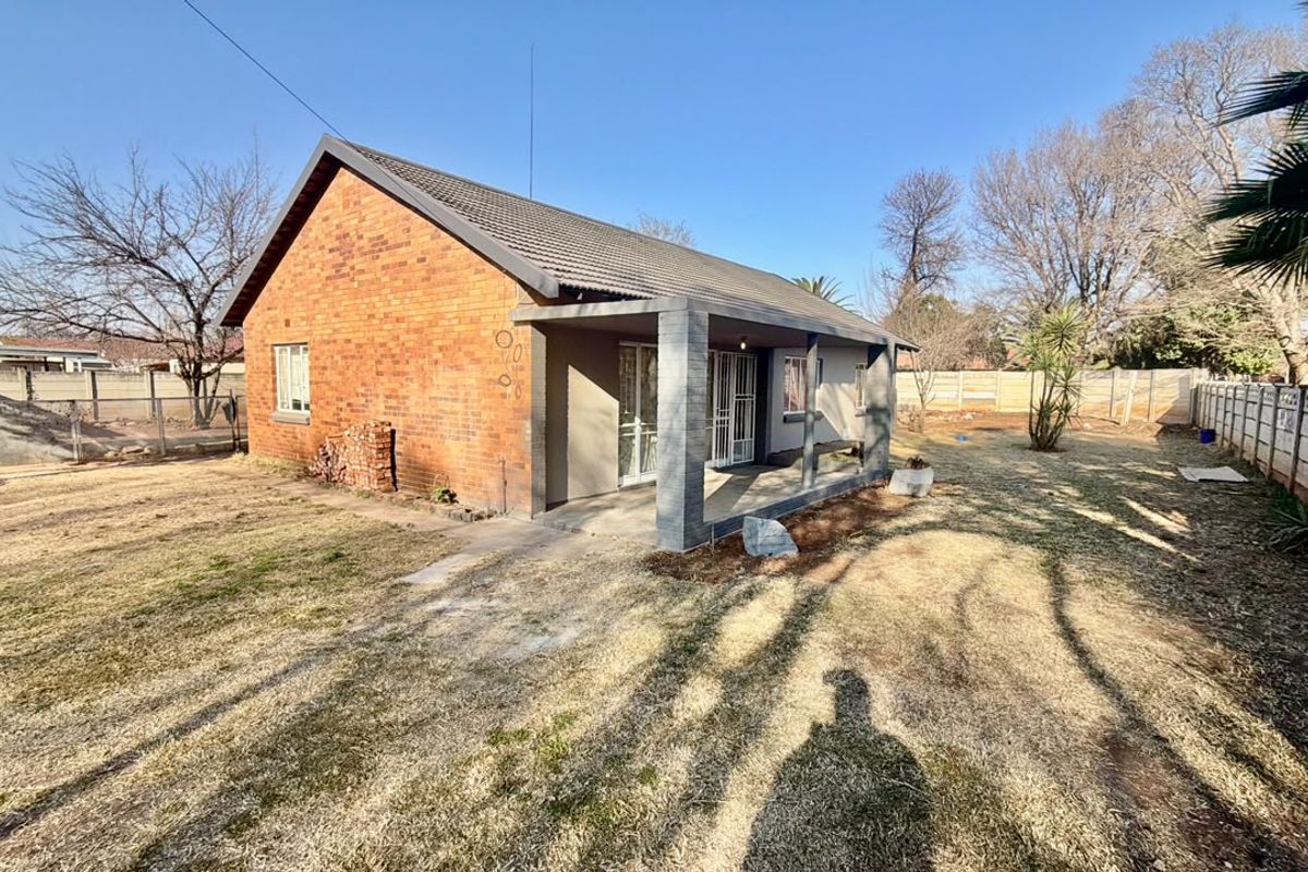 3 Bedroom House in Stilfontein - Photo 2