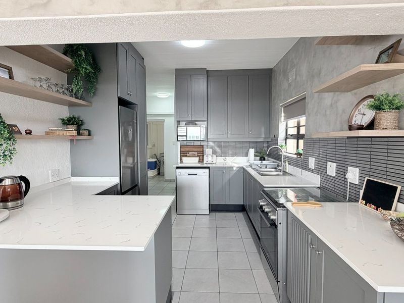 Recently Renovated Ground Floor Apartment With Beautiful Ocean Views In Shelly Beach - Photo 8