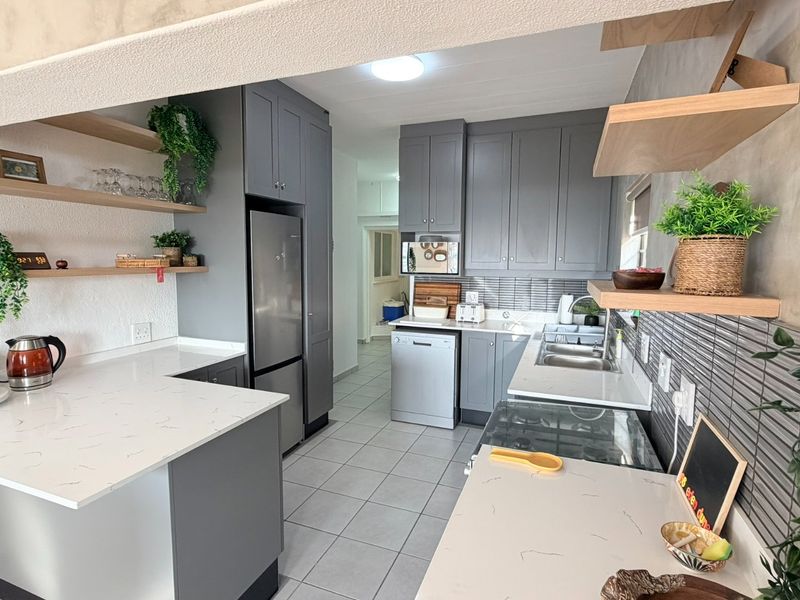 Recently Renovated Ground Floor Apartment With Beautiful Ocean Views In Shelly Beach - Photo 7