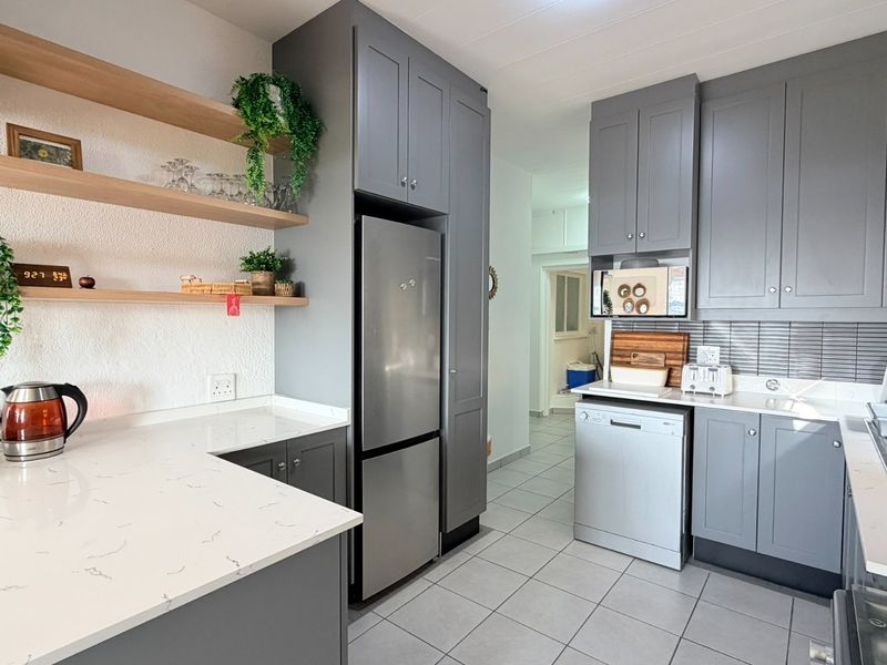 Recently Renovated Ground Floor Apartment With Beautiful Ocean Views In Shelly Beach - Photo 10