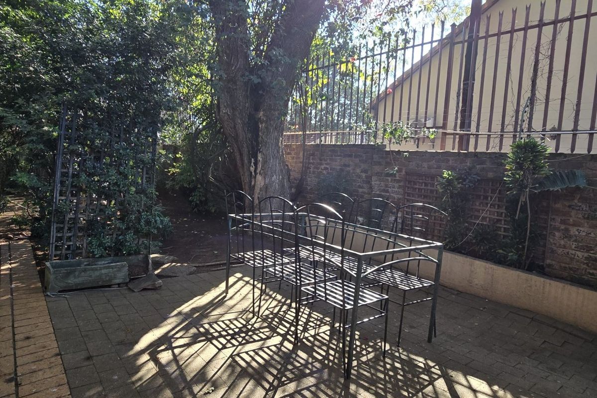 4 Bedroom 3 Bathroom Townhouse in Arcadia. - Photo 2