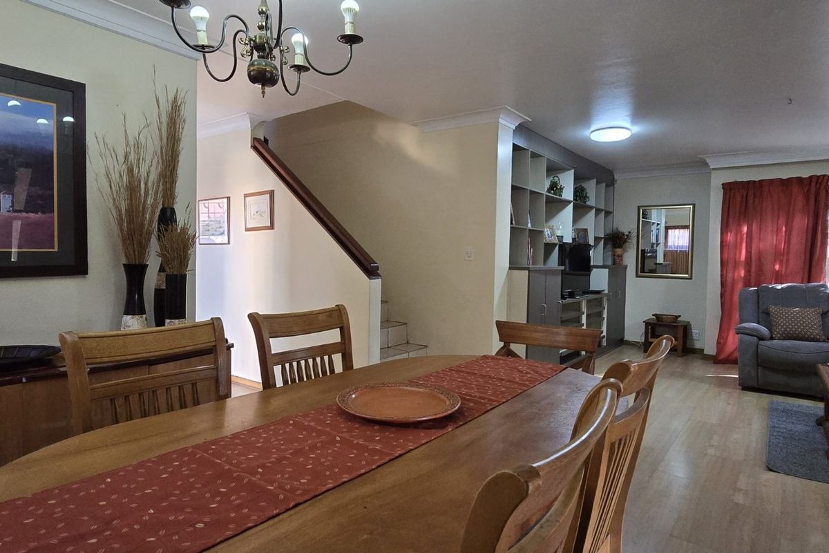 4 Bedroom 3 Bathroom Townhouse in Arcadia. - Photo 4