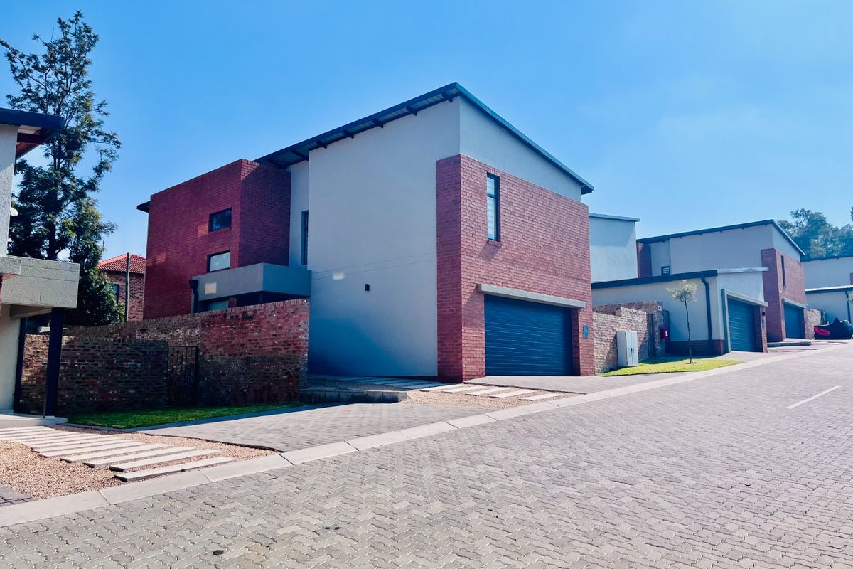 Double Storey unit with Private Garden for Rent - Photo 3