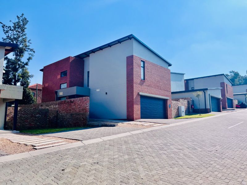 Double Storey unit with Private Garden for Rent - Photo 3