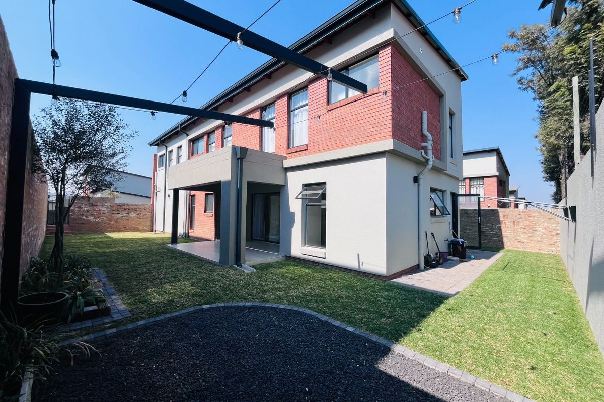 Double Storey unit with Private Garden for Rent - Photo 4