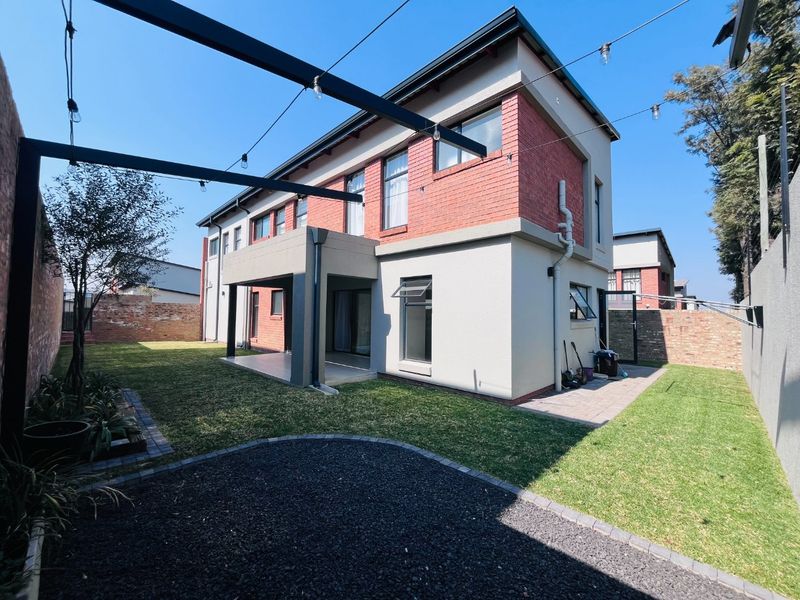Double Storey unit with Private Garden for Rent - Photo 4