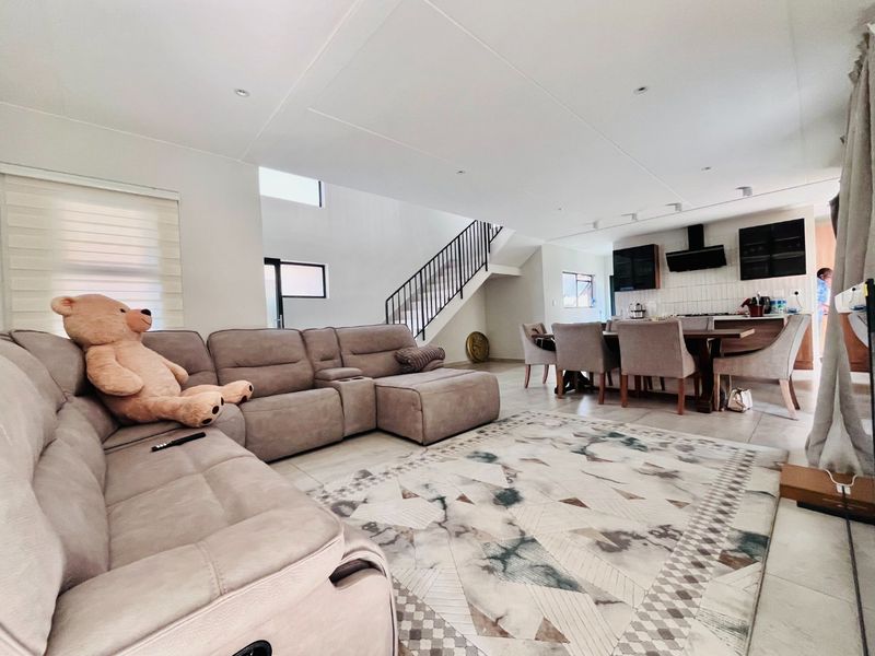 Double Storey unit with Private Garden for Rent - Photo 7