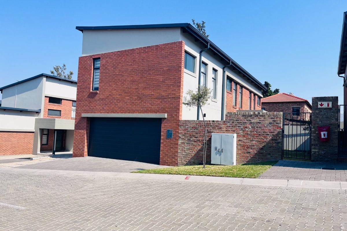Double Storey unit with Private Garden for Rent - Photo 2