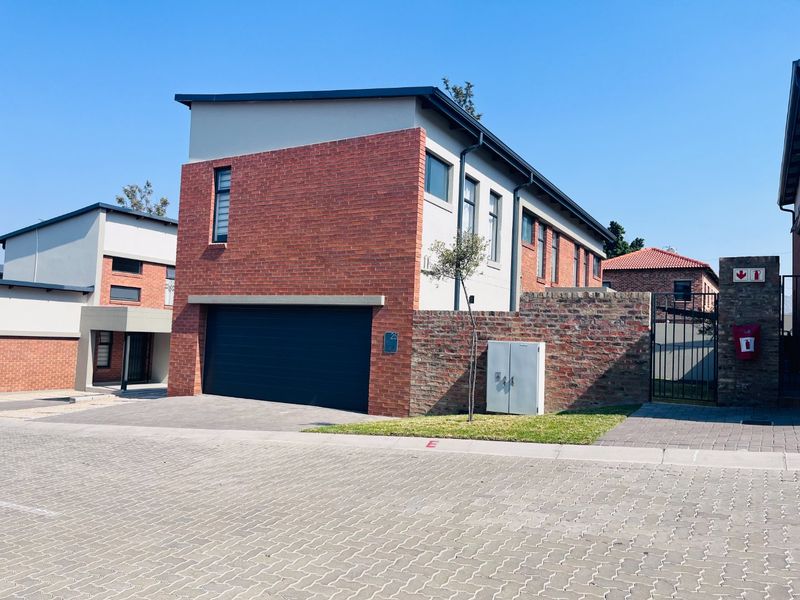 Double Storey unit with Private Garden for Rent - Photo 2