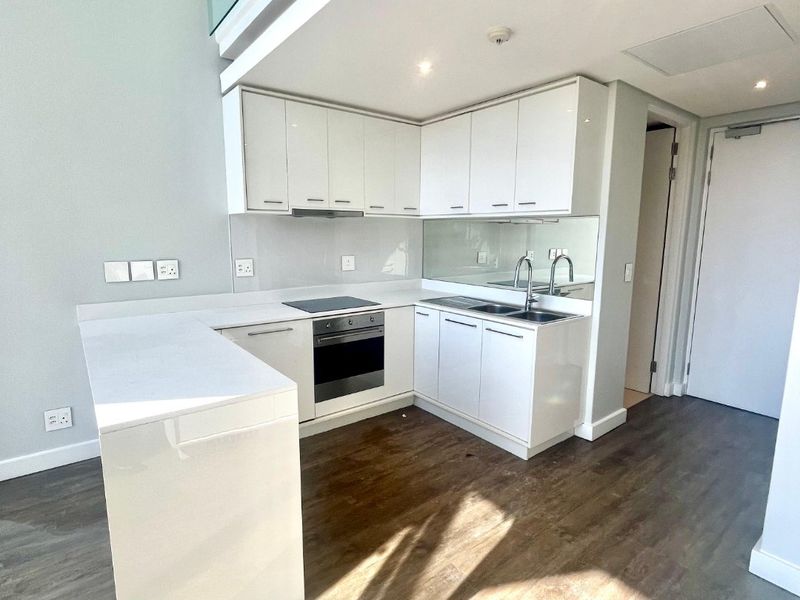 Modern 2-Bedroom Apartment | Park Central, Rosebank - Photo 2