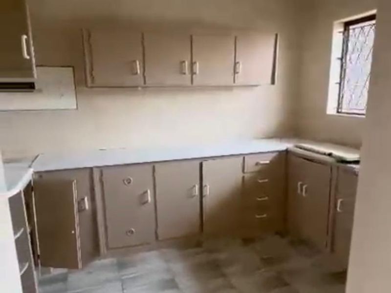 Two Bed Newly renovated Apartment flat for rent in Alexandra road, Scottsville, Pietermartizburg
