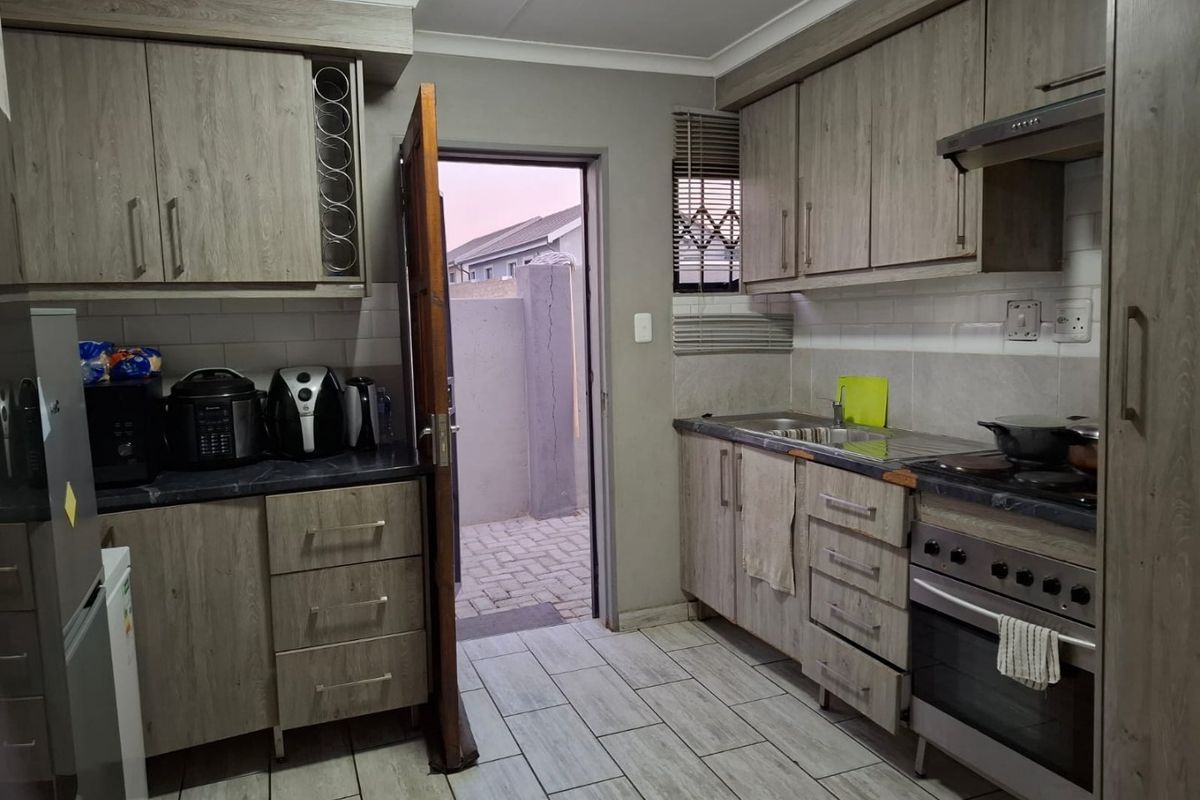 3-BEDROOM, 2-BATHROOM HOUSE FOR RENT – TIRONG ESTATE - Photo 4