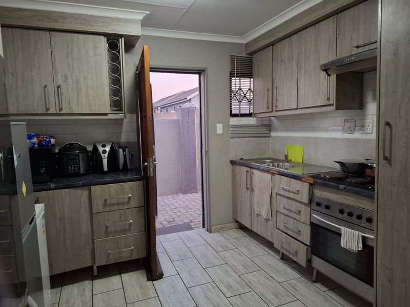 3-BEDROOM, 2-BATHROOM HOUSE FOR RENT – TIRONG ESTATE - Photo 4