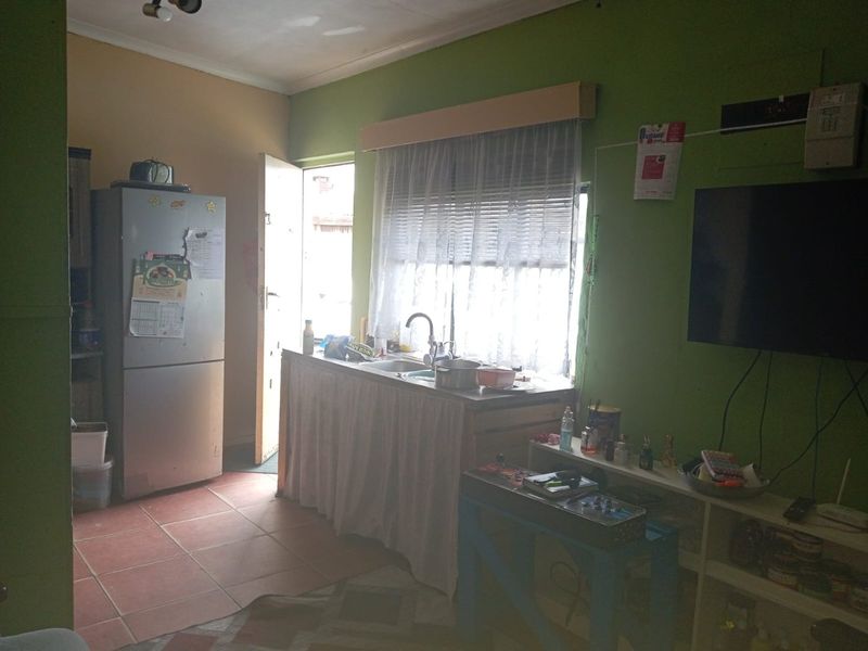 Two Bedroomed semi with 2 separate entrances for sale in Bonteheuwel - Photo 6