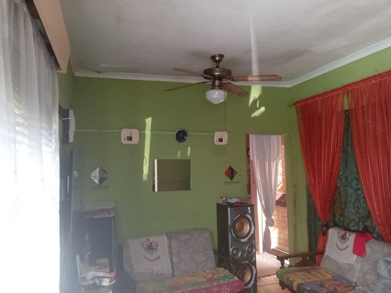Two Bedroomed semi with 2 separate entrances for sale in Bonteheuwel - Photo 5