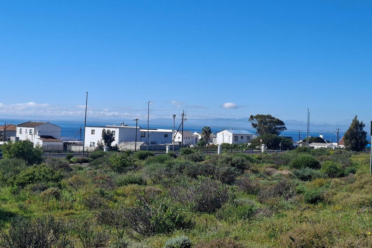 A view of the surrounding coastal landscape and neighborhood from the vacant residential land.