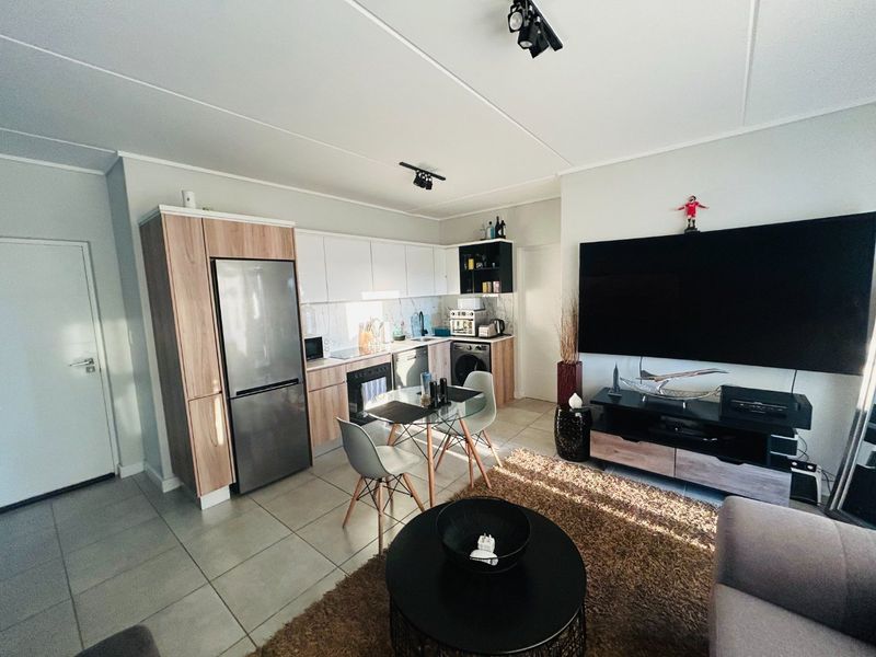 Furnished 1 bed flat with fibre in Waterfall - Photo 2