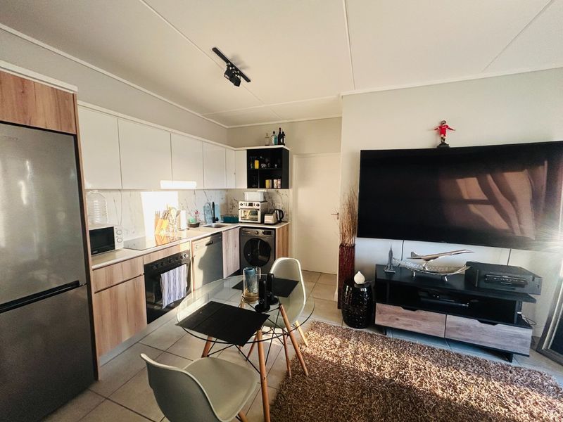 Furnished 1 bed flat with fibre in Waterfall