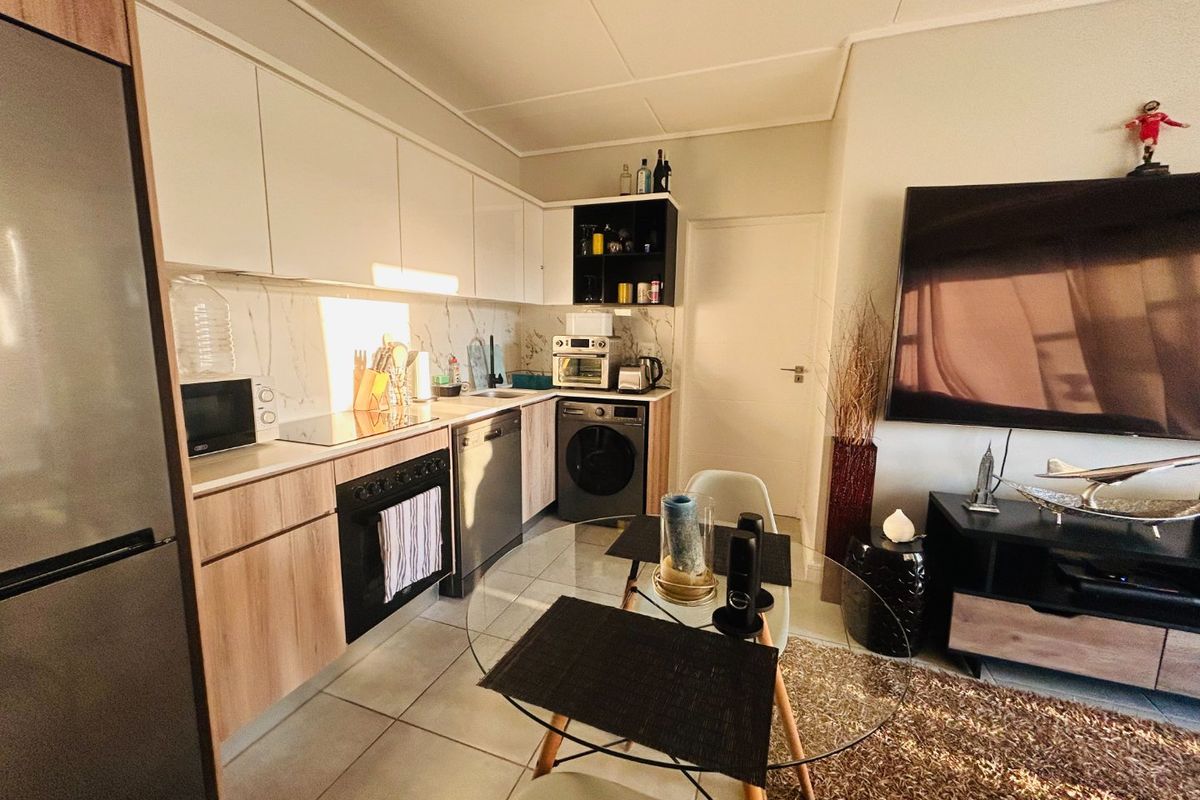 Furnished 1 bed flat with fibre in Waterfall - Photo 3