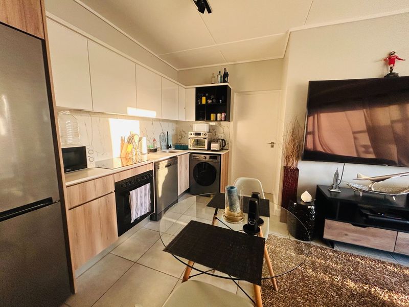 Furnished 1 bed flat with fibre in Waterfall - Photo 3