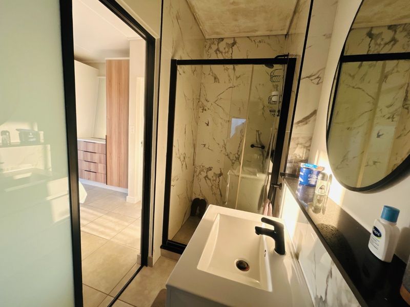 Furnished 1 bed flat with fibre in Waterfall - Photo 8