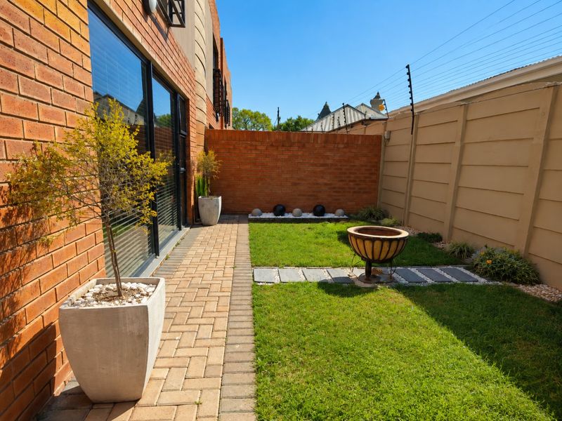 Exclusive North-Facing Duplex in Augusta – Nearly New, Beautifully Upgraded and Move-In Ready - Photo 2