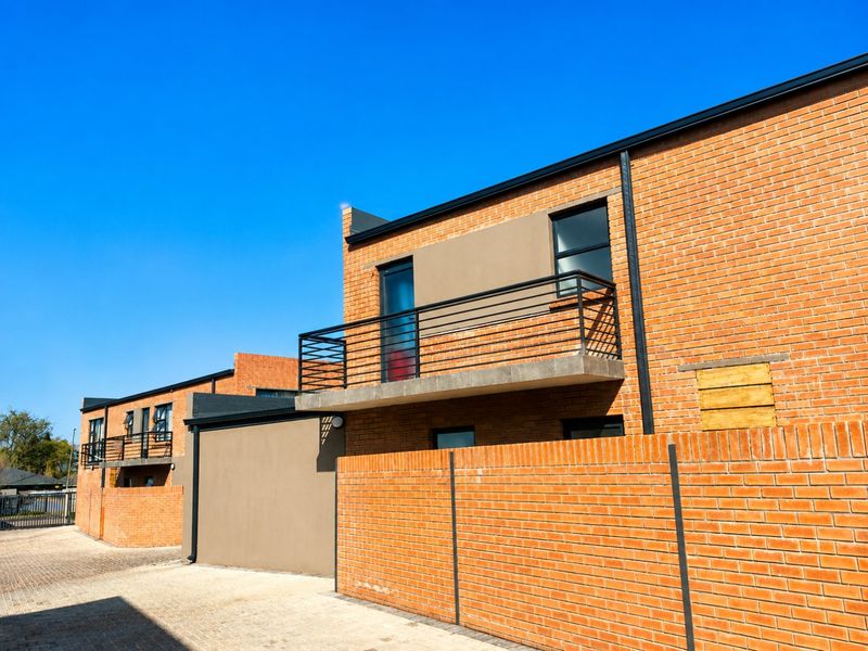 Exclusive North-Facing Duplex in Augusta – Nearly New, Beautifully Upgraded and Move-In Ready - Photo 3