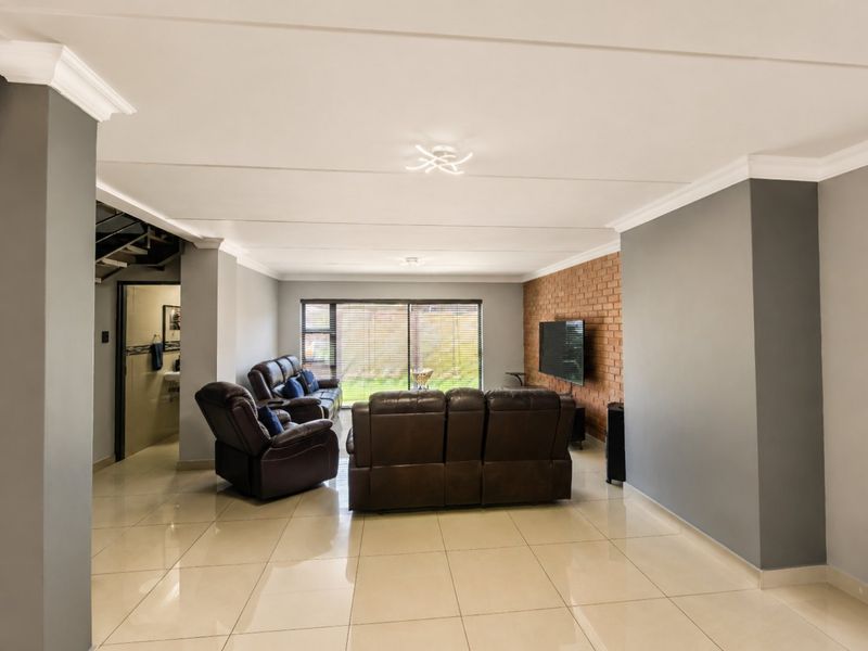 Exclusive North-Facing Duplex in Augusta – Nearly New, Beautifully Upgraded and Move-In Ready - Photo 9