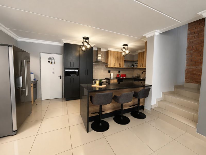 Exclusive North-Facing Duplex in Augusta – Nearly New, Beautifully Upgraded and Move-In Ready - Photo 7