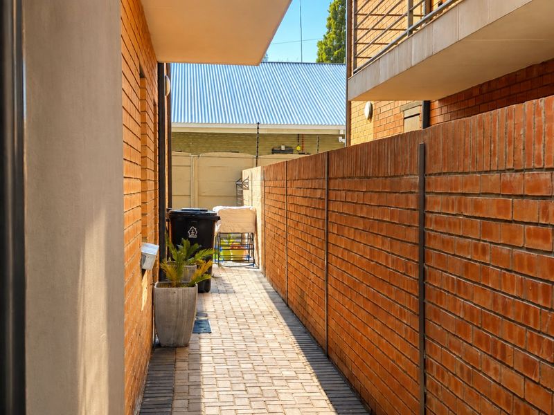 Exclusive North-Facing Duplex in Augusta – Nearly New, Beautifully Upgraded and Move-In Ready - Photo 6
