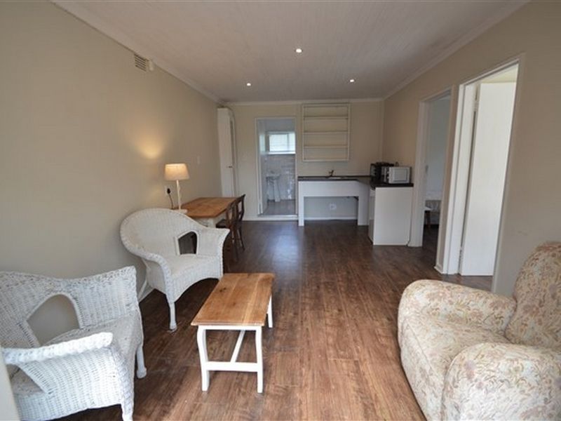 Charming 2 Bedroom Semi-Furnished Cottage with Mountain Views - Photo 5