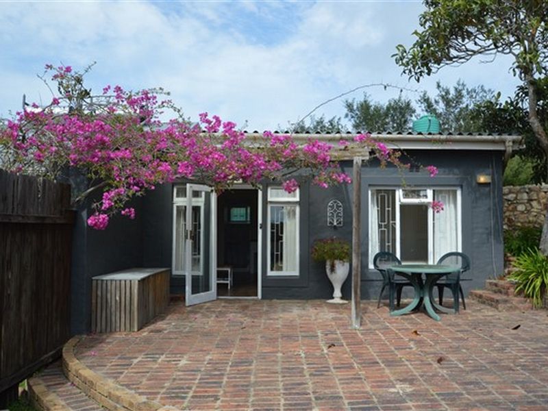Charming 2 Bedroom Semi-Furnished Cottage with Mountain Views - Photo 2