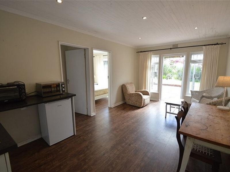 Charming 2 Bedroom Semi-Furnished Cottage with Mountain Views - Photo 4