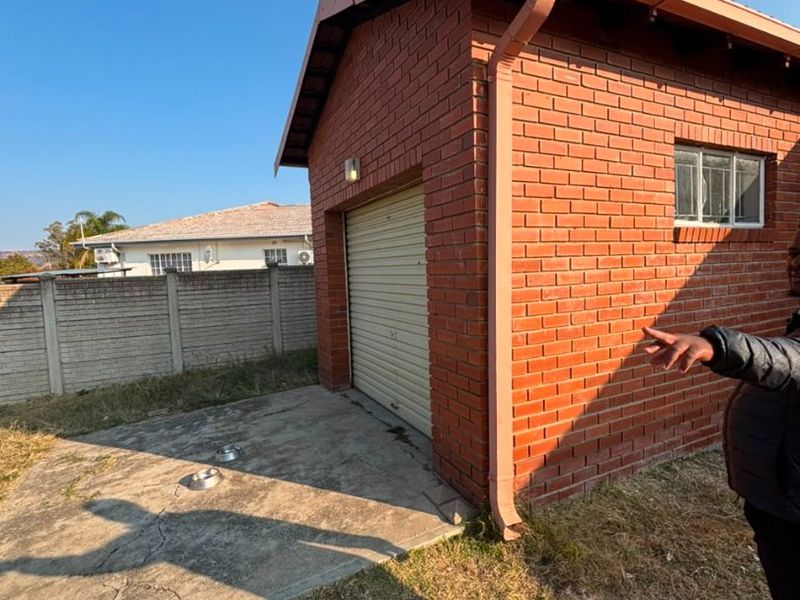 5 bedroom Home for sale in Van Riebeek Park.  - Photo 3