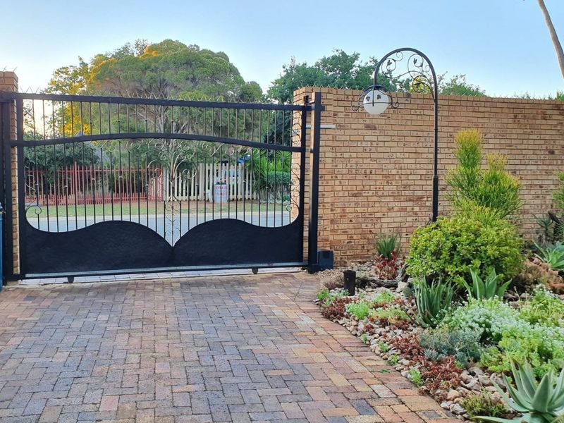 A Once-in-a-Lifetime Masterpiece – The Most Unique Property Flimieda Has Ever Seen....SOLE MANDATE - Photo 2