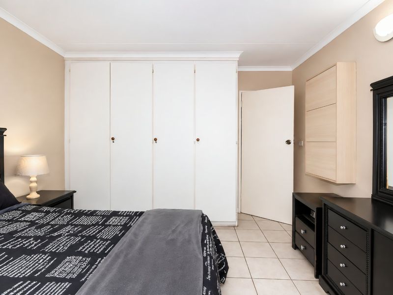 Stylish 2-Bed Flat in Impala Park - Photo 8