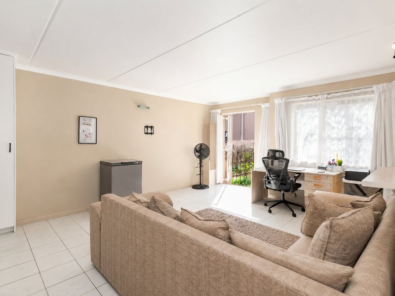 Stylish 2-Bed Flat in Impala Park - Photo 4