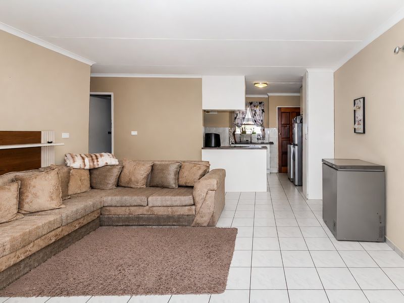 Stylish 2-Bed Flat in Impala Park - Photo 3