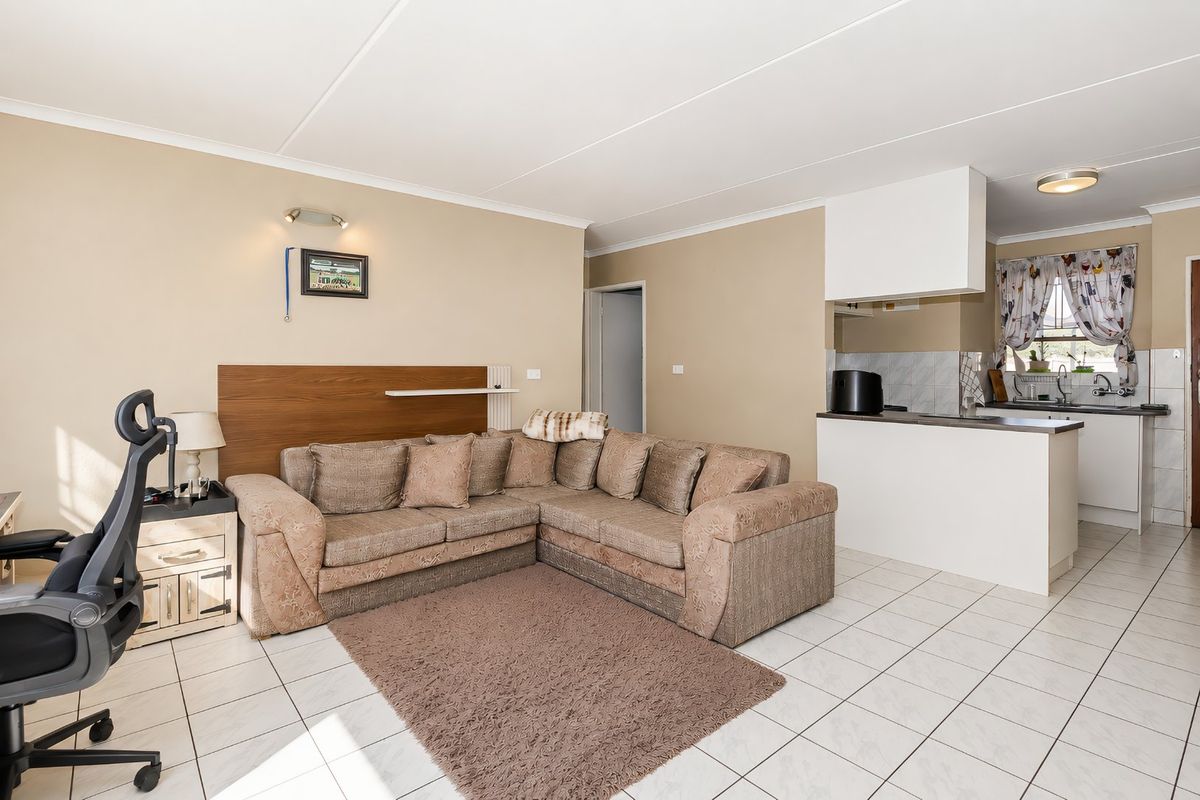 Stylish 2-Bed Flat in Impala Park - Photo 2