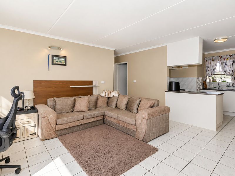 Stylish 2-Bed Flat in Impala Park - Photo 2