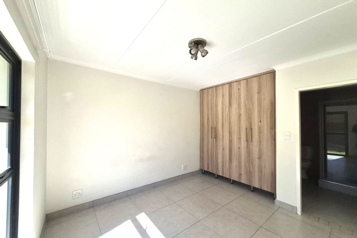 Stylish 1-Bedroom Townhouse with Private Garden & Pool Access - Photo 3