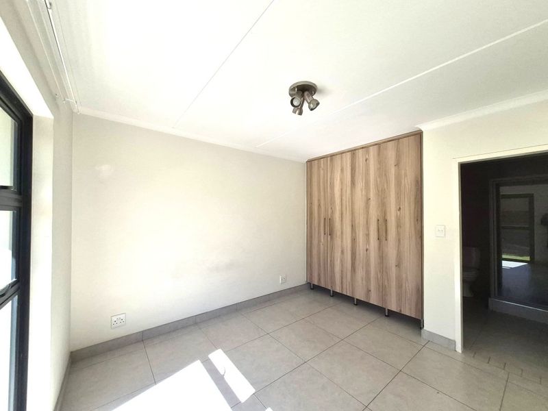 Stylish 1-Bedroom Townhouse with Private Garden & Pool Access - Photo 3
