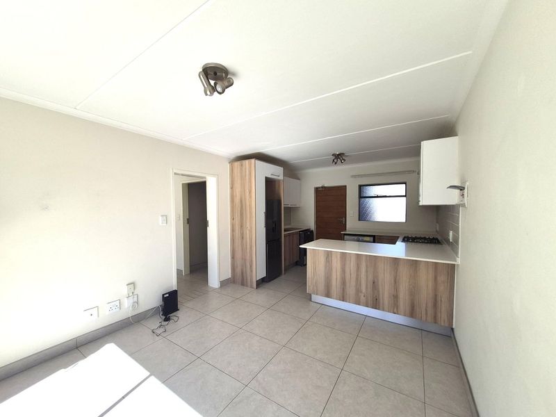Stylish 1-Bedroom Townhouse with Private Garden & Pool Access - Photo 8