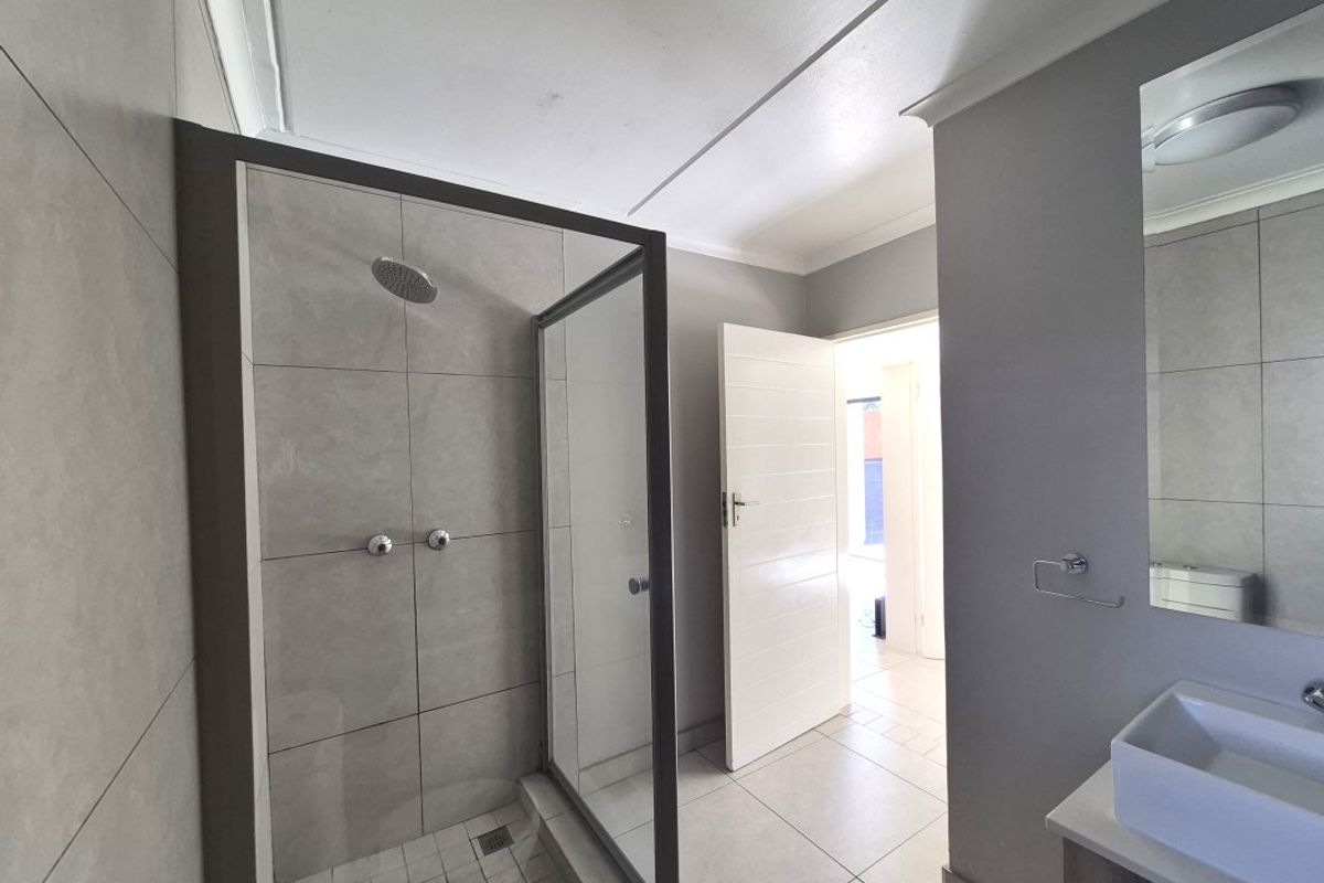 Stylish 1-Bedroom Townhouse with Private Garden & Pool Access - Photo 5